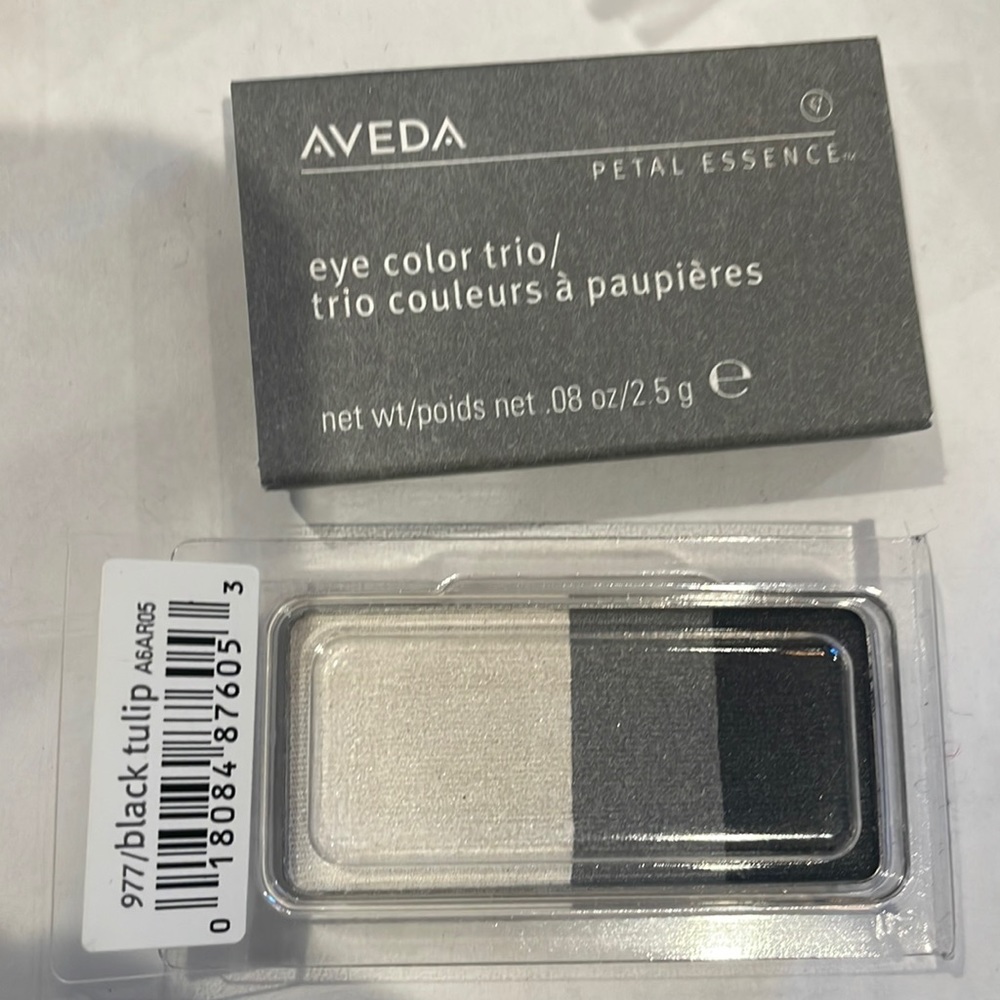 AVEDA
PETAL ESSENCE
eye color trio/ 977 black tulip